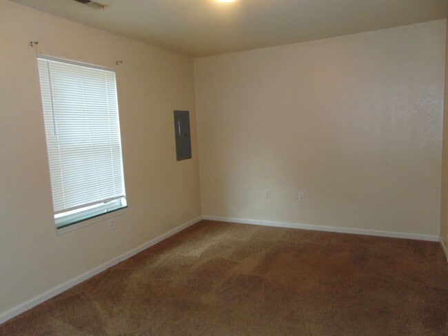 Building Photo - Nice 4 Bed 2 Bath Duplex In Valley Creek!