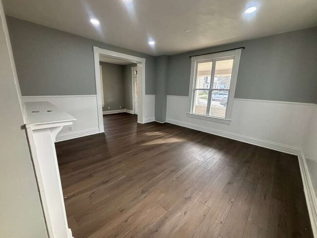 Building Photo - 237 N Lincoln St