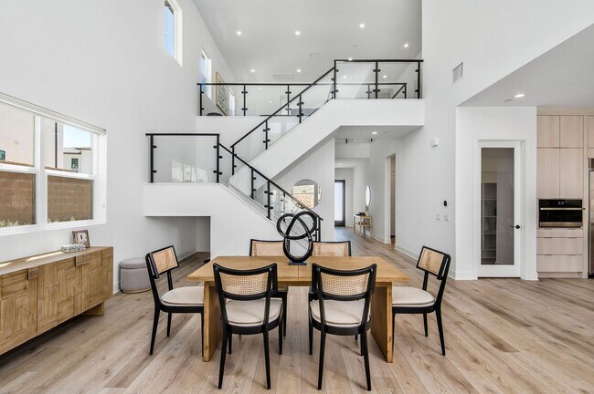 Building Photo - Fantastic 5 bed 4.5 bath with Pool in Porter Ranch !