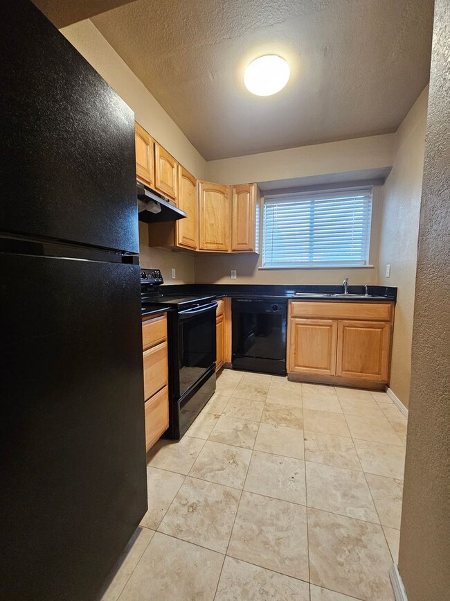 Building Photo - (2) Bed/(2.5) Bath Townhome Avail Now! Pool Access!