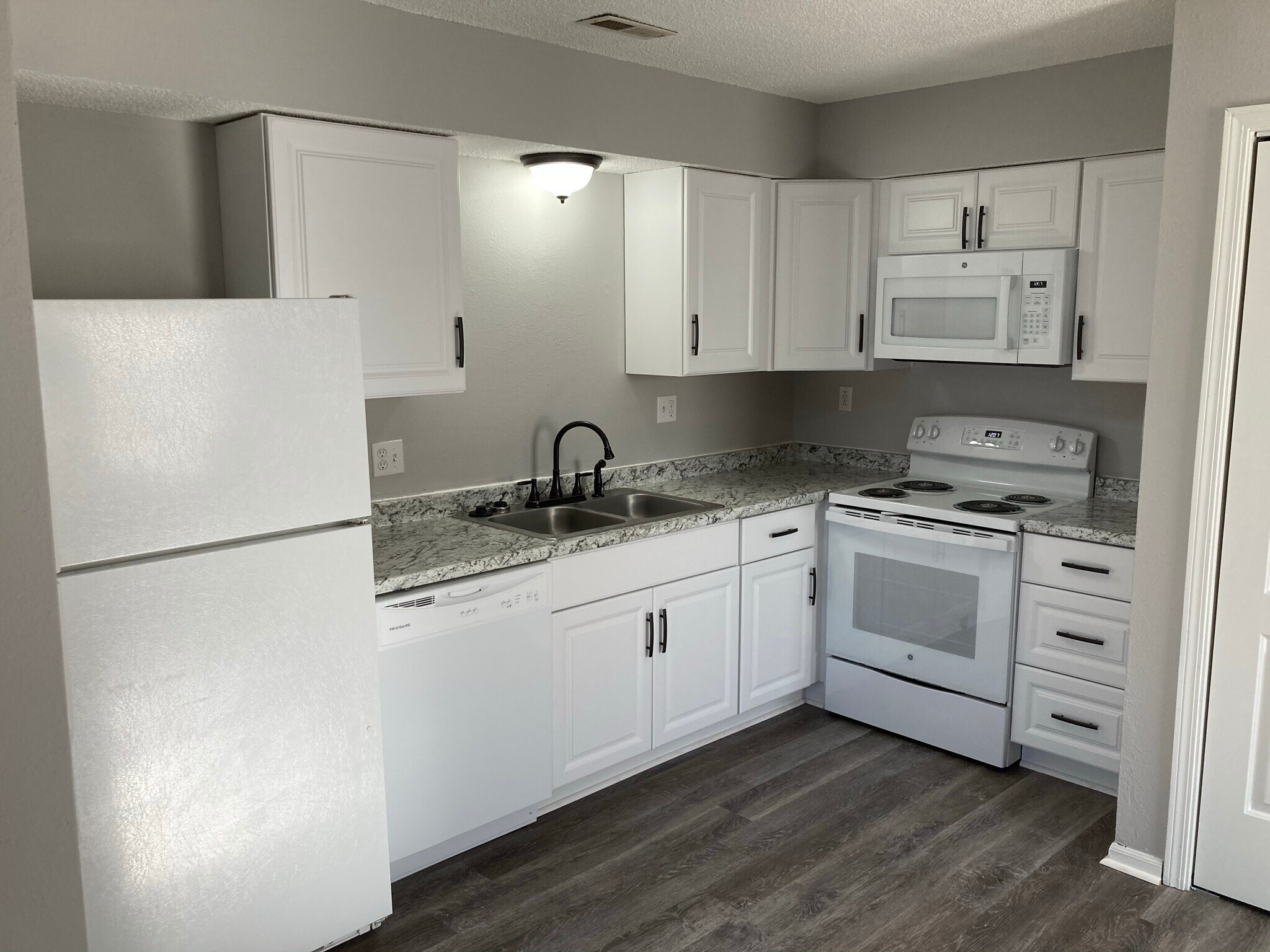 Building Photo - 2107 Highridge Dr