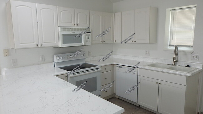 Building Photo - Adorable 2 bedrooms and 1 bath home located on N Drury Ave in Kansas City, MO