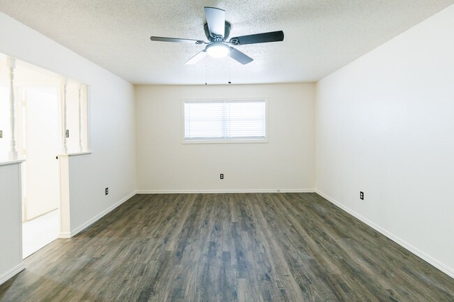 Building Photo - Spacious 3 bedroom with fresh updates!