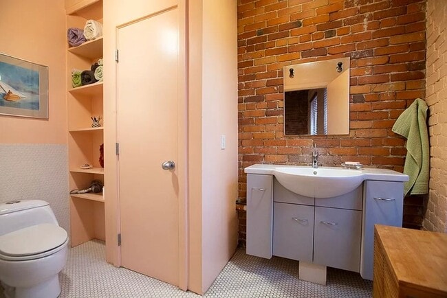 Building Photo - Beautifully 2-Bedroom Condo in Boston