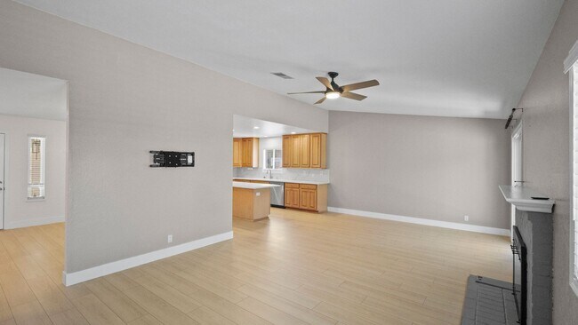 Building Photo - 3 Bedroom Home in Vacaville