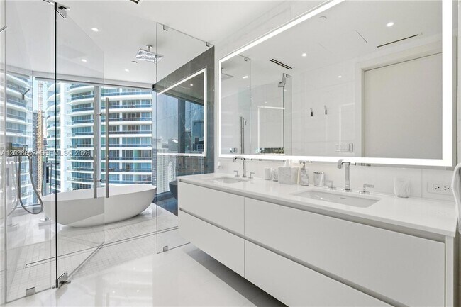 Building Photo - 300 Biscayne Blvd Way