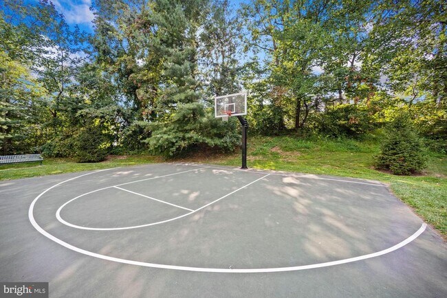 Building Photo - 307 Yoakum Pkwy