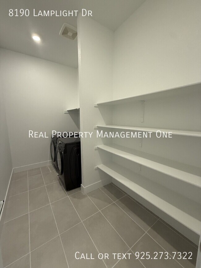 Building Photo - 8190 Lamplight Dr