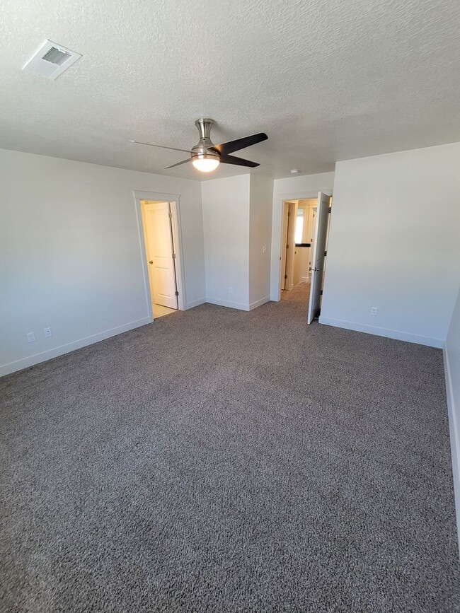 Building Photo - 2 Weeks Free Rent in May! West Haven 3 bed...
