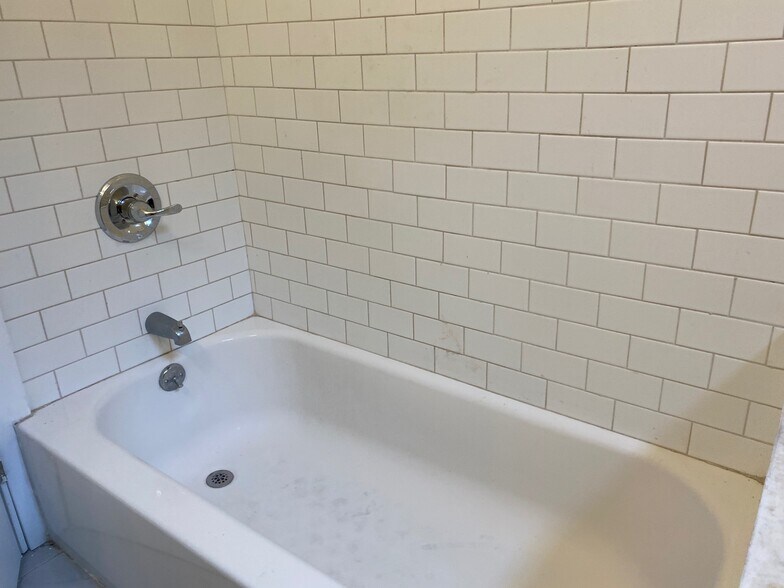 Full Bathroom - 2530 N 18th St