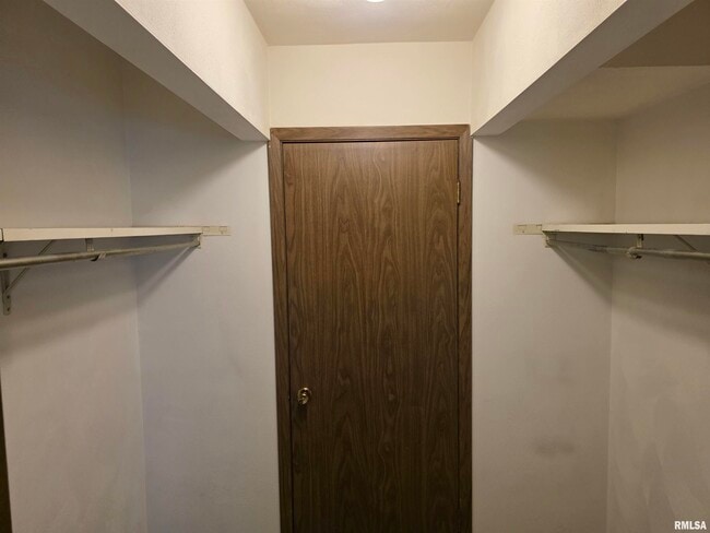 Building Photo - 1300 W Jeth Ct