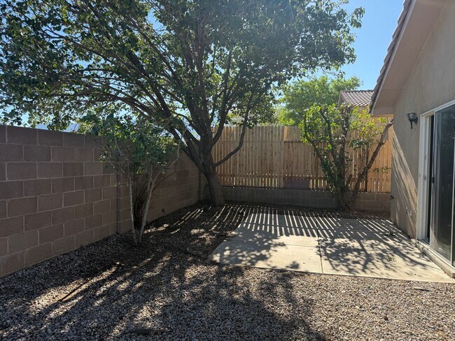 Building Photo - Nice 3 Br, 2 Ba, 2 CG, near Alameda and Louisiana