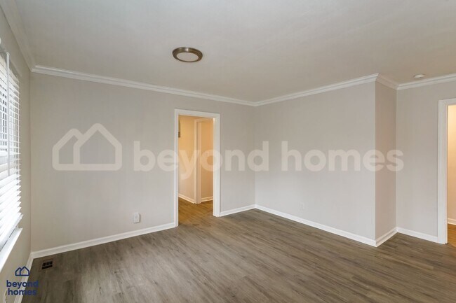 Building Photo - Amazing Recently Updated Home with Fenced Yard and Bonus Room!