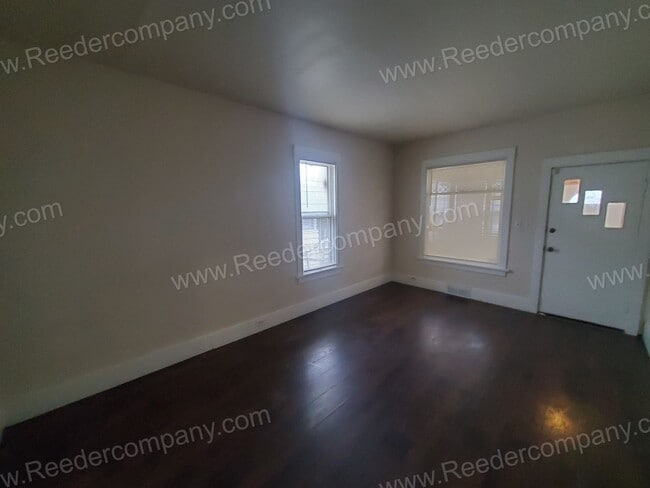 Building Photo - Freshly Painted 2 bedroom house