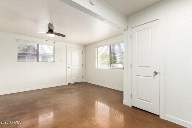 Building Photo - 616 S Bellview