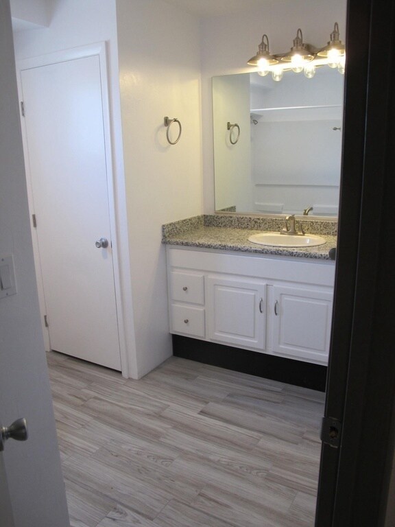 Building Photo - HOUSEE FOR RENT