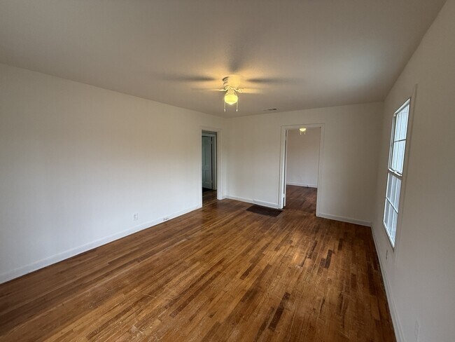 Building Photo - 620 N Walnut St