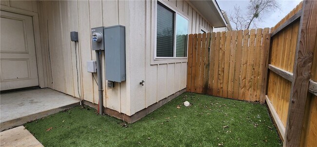 Building Photo - 305 Poplar St