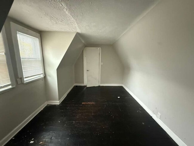 Building Photo - 3 BED 1.5 BATH BEAUTIFUL SINGLE HOME!