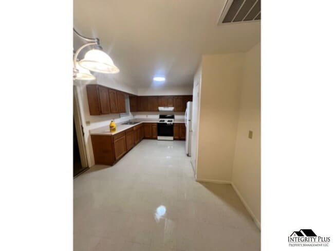 Building Photo - 3 bedroom 2 bath