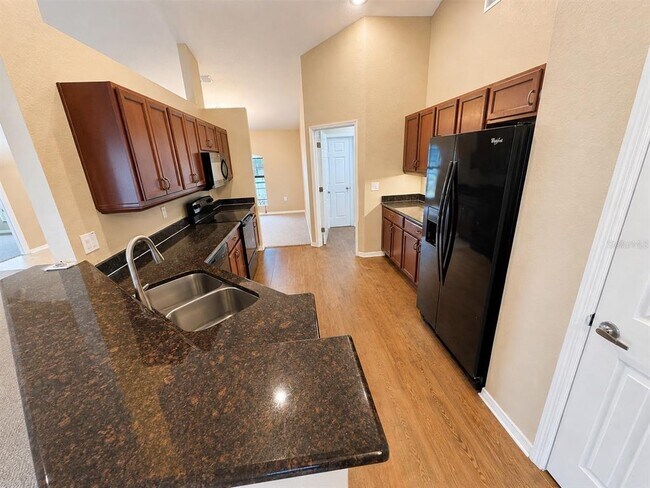 Building Photo - 4876 Summerfield Cir