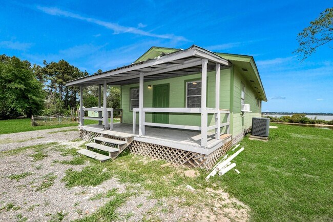 Building Photo - 17111 River Rd