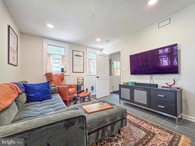 Building Photo - 302 E Custis Ave