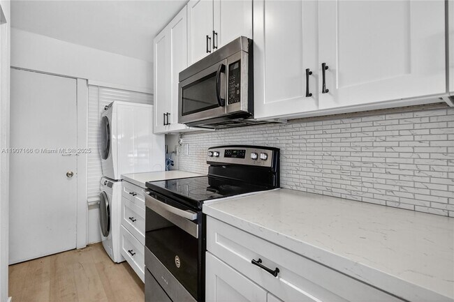 Building Photo - 9210 Fontainebleau Blvd