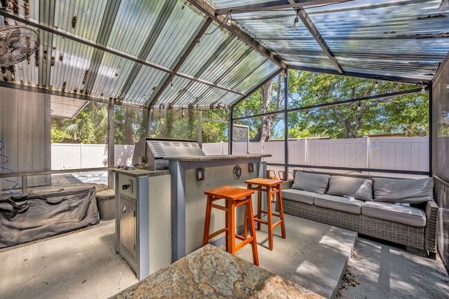 Building Photo - 525 S Crystal Lake Dr