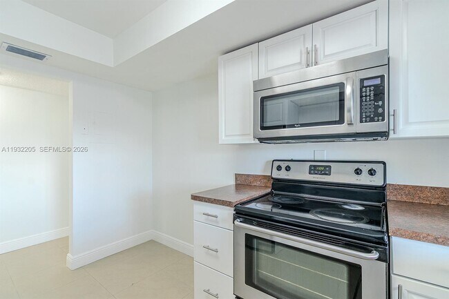 Building Photo - 1000 Parkview Dr