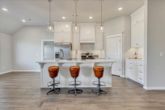 Building Photo - Nearly New Yukon Schools