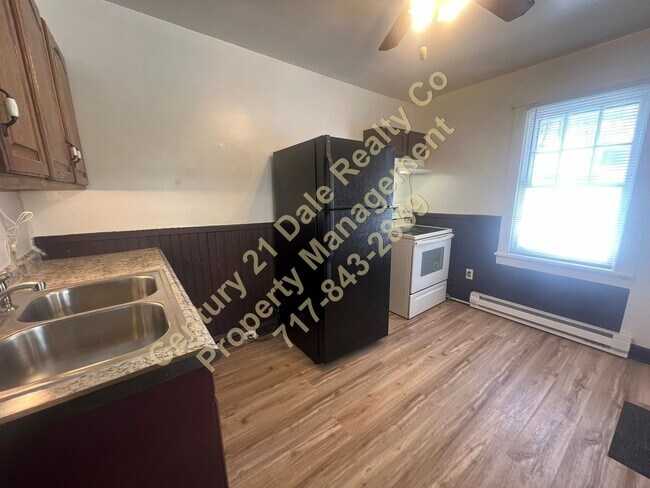 Building Photo - Beautifully redone 3 BR, 1 Bath Townhouse in York Suburban Schools