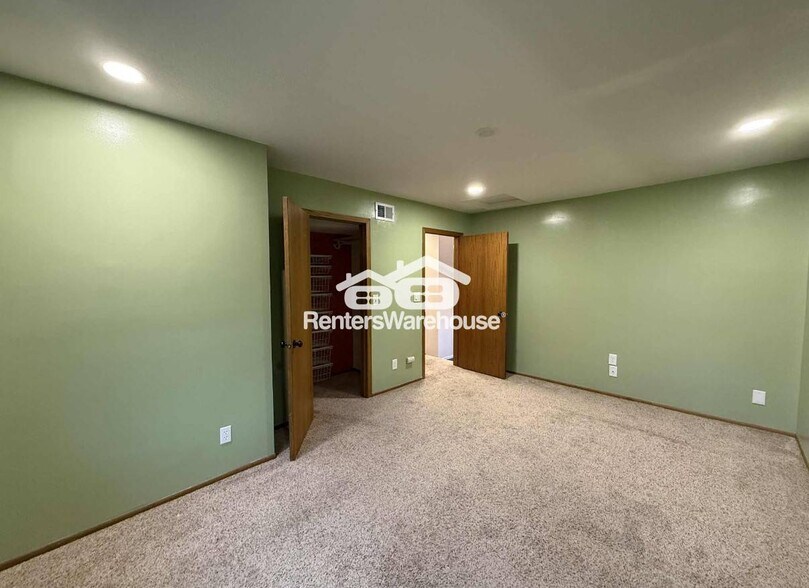 Building Photo - 5213 Hiawatha Ln