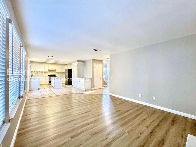 Building Photo - 4-Bedroom Home with Garage / Vouchers Acce...