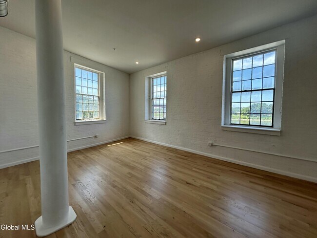 Building Photo - 155 River St