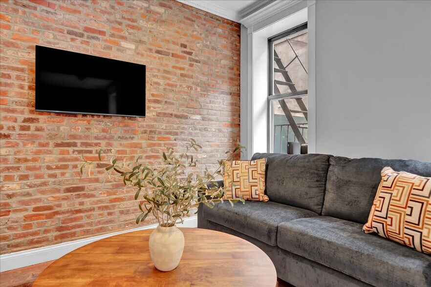 Building Photo - 346 E 18th St