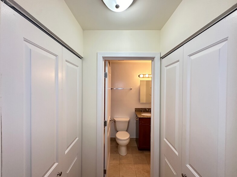 Building Photo - 645 W Wrightwood Ave