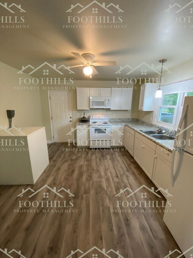 Building Photo - Quaint 2 bedroom, 1 bathroom single-family...