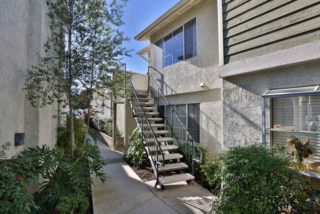 Building Photo - Talmadge : spacious 2 bed, 2 ba top floor condo