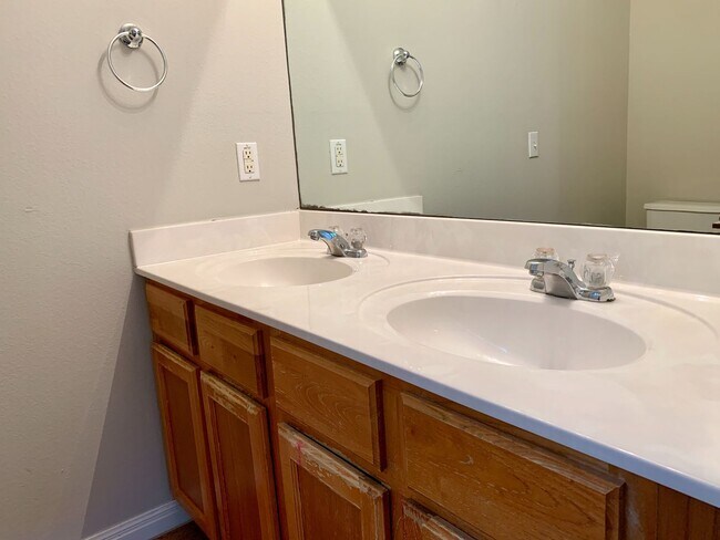 Building Photo - Lovely 3 bedroom, 2.5 bathroom Duplex in A...