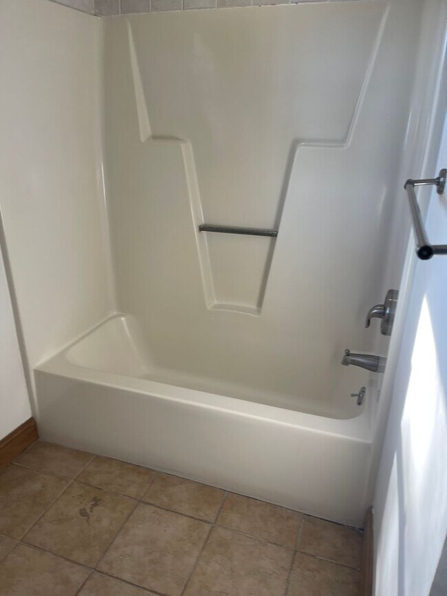 Building Photo - LAKE SHORES