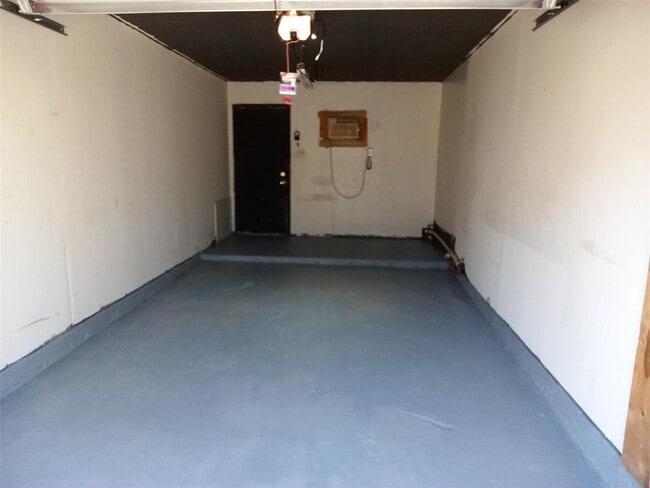 Building Photo - 1400 W Braker Ln