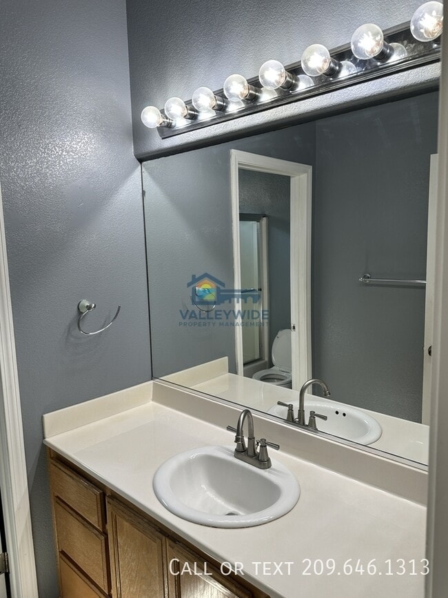 Building Photo - 2555 Crestmore Cir