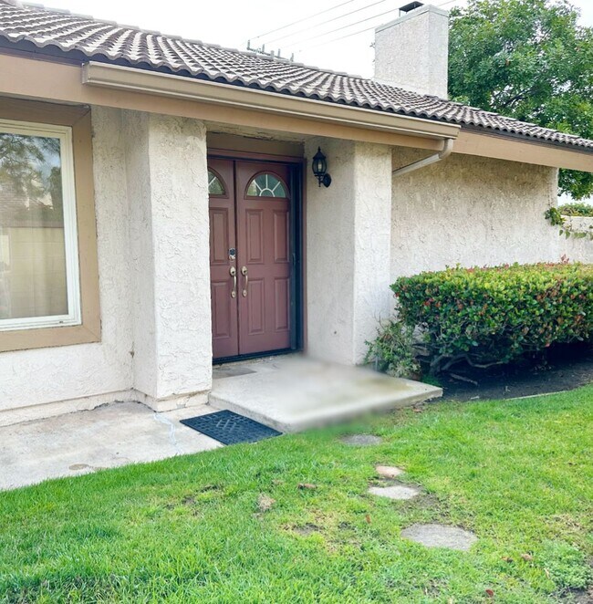 Building Photo - Spacious Single-Level Attached Home w/ Yard