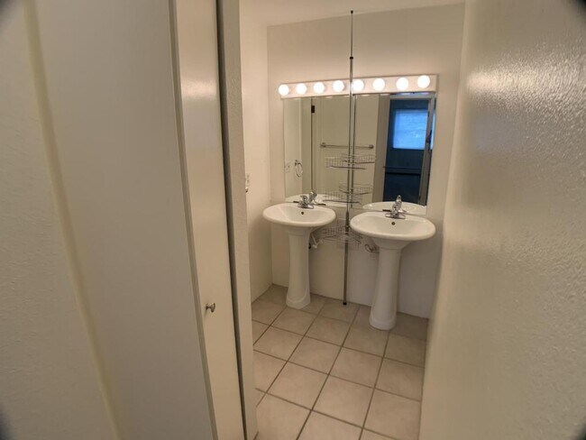 Building Photo - 1250 Golden Cir