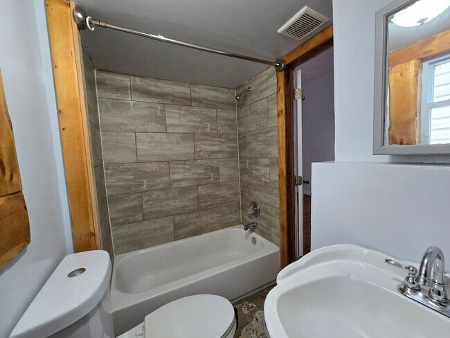 Building Photo - Cute and Quirky!! 3 Bed 2 Bath Home in upcoming Walnut Hills