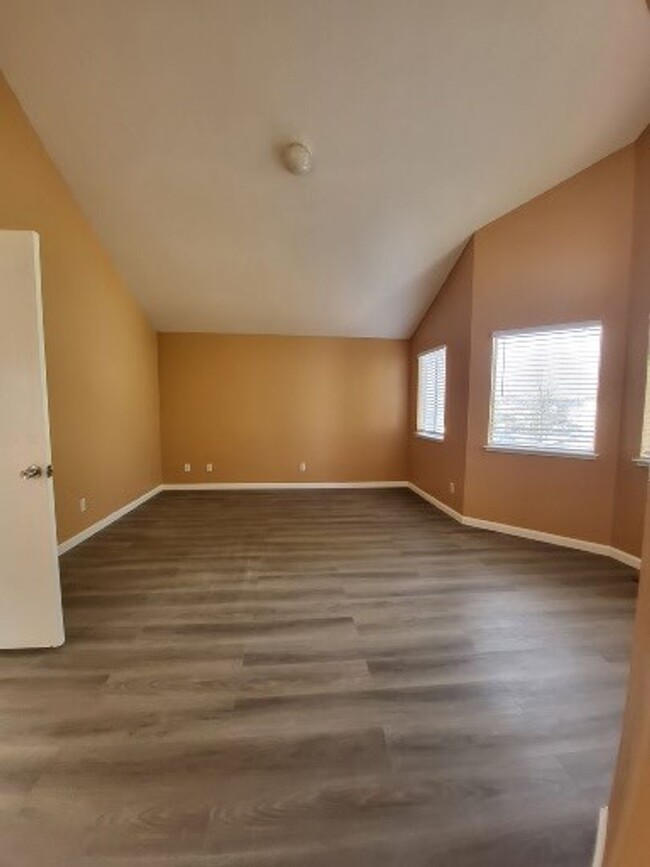 Building Photo - Beautiful home well maintained 4 Bedroom 3...