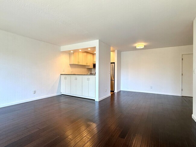 Building Photo - Top Floor Corner Unit Condo With Amazing V...