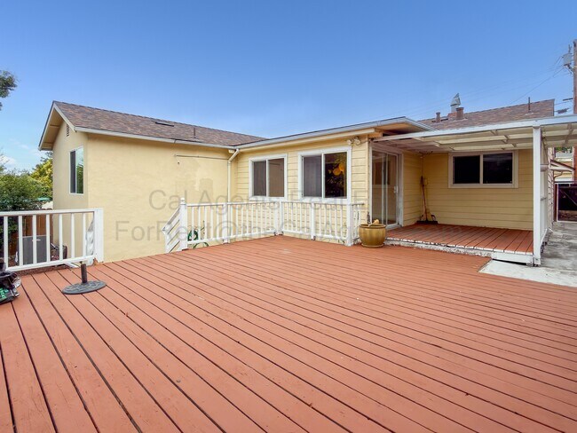 Building Photo - 23940 Carmelita Dr
