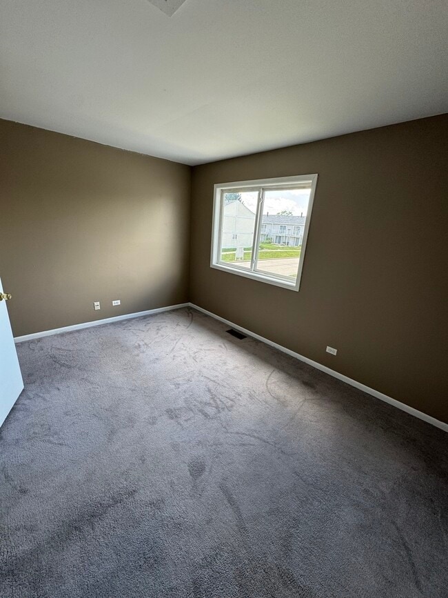 Building Photo - 420 Meadow Green Ln